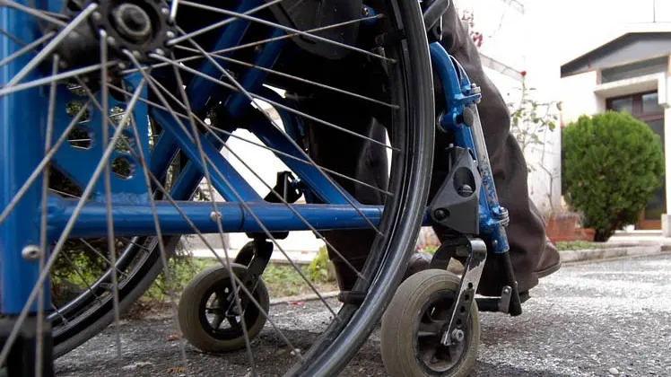 Una persona in sedia a rotelle (simbolica)