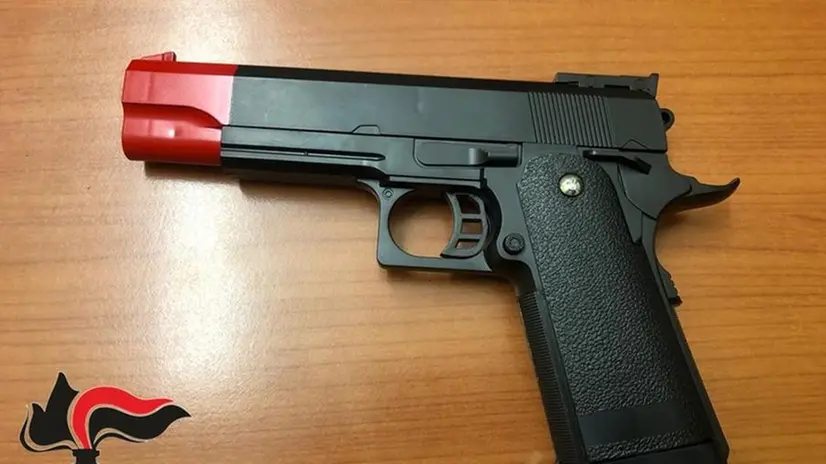 La pistola sequestrata dai carabinieri ai ragazzi