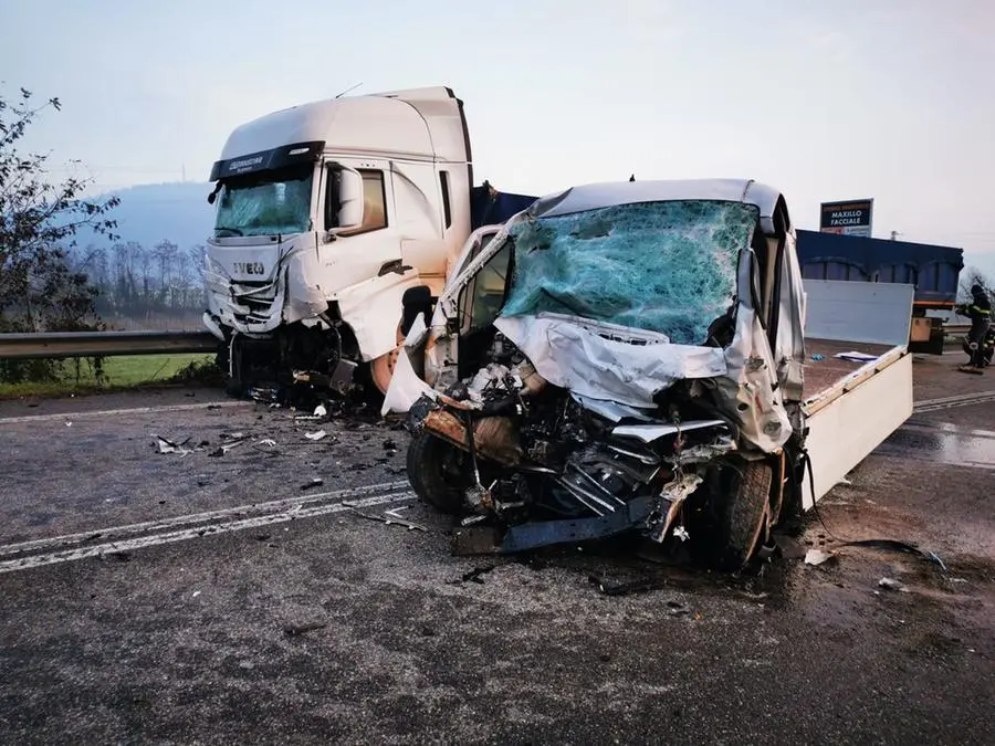 Frontale tra un furgone e un camion sulla provinciale sebina