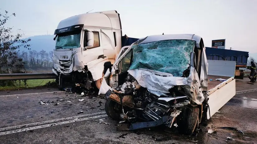 Frontale tra un furgone e un camion sulla provinciale sebina