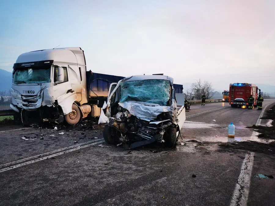 Frontale tra un furgone e un camion sulla provinciale sebina