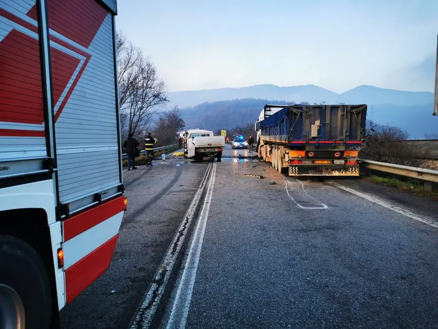 Frontale tra un furgone e un camion sulla provinciale sebina