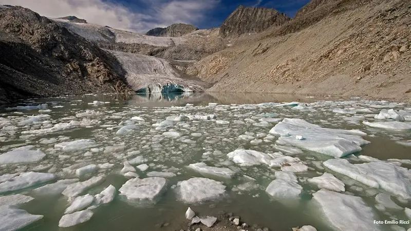 Alla base del ghiacciaio si è formato un nuovo lago - Foto di Emilio Ricci