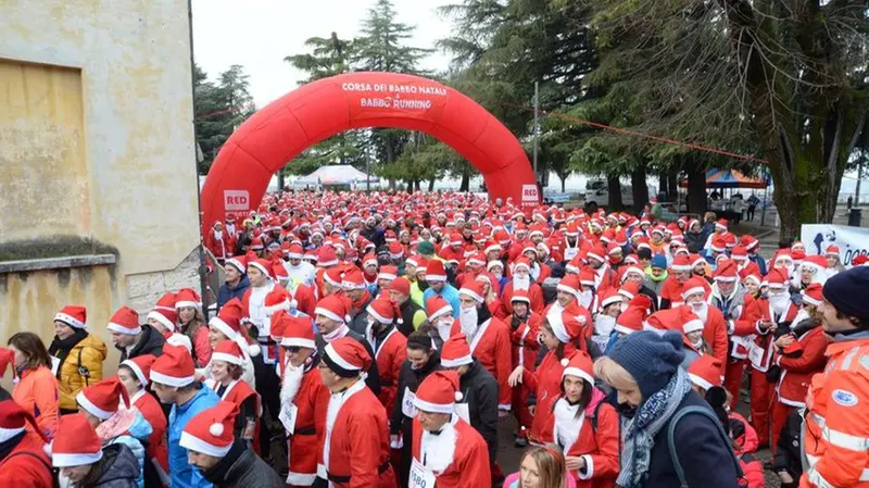 Babbi Natale in corsa per le vie della città