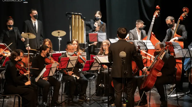 L'orchestra durante un'esibizione