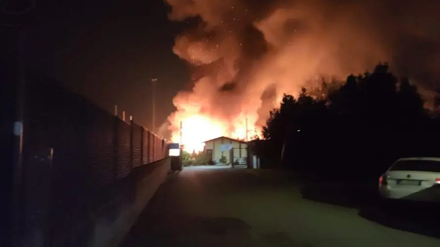 Le fiamme hanno devastato il ristorante a Passirano - Foto tratta dalla pagina Facebook
