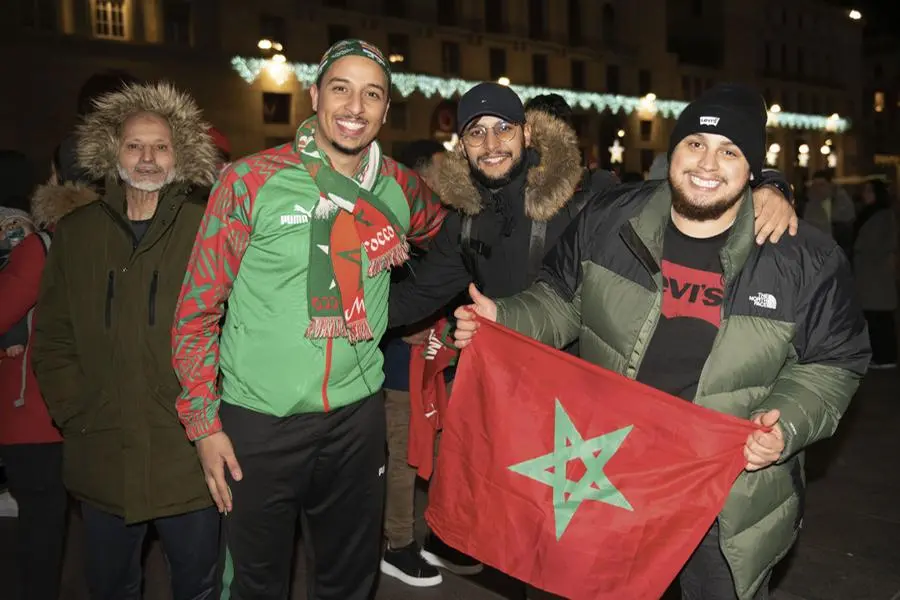 Tifosi marocchini festeggiano in piazza Vittoria per la partita in Qatar