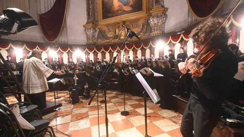 La celebrazione della messa della notte di Natale in Duomo a Brescia