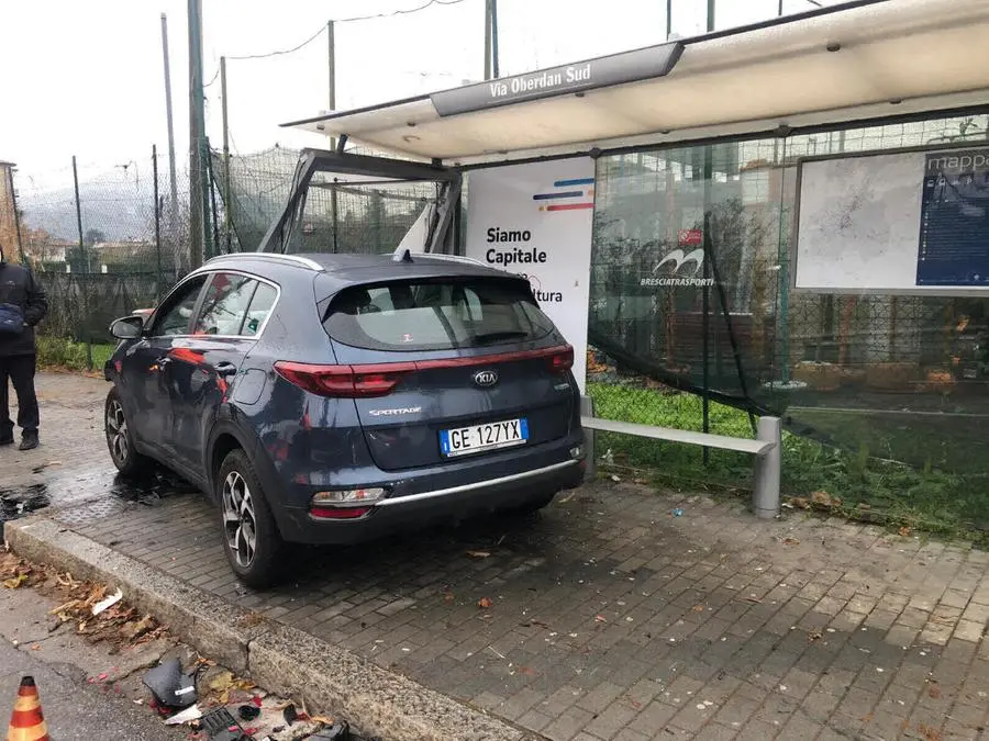 Via Oberdan, auto abbatte la fermata dell'autobus