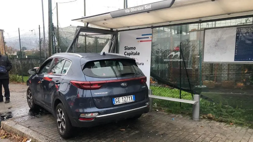 Via Oberdan, auto abbatte la fermata dell'autobus