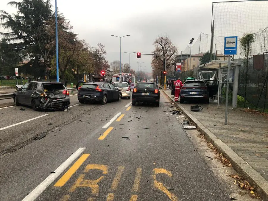 Via Oberdan, auto abbatte la fermata dell'autobus