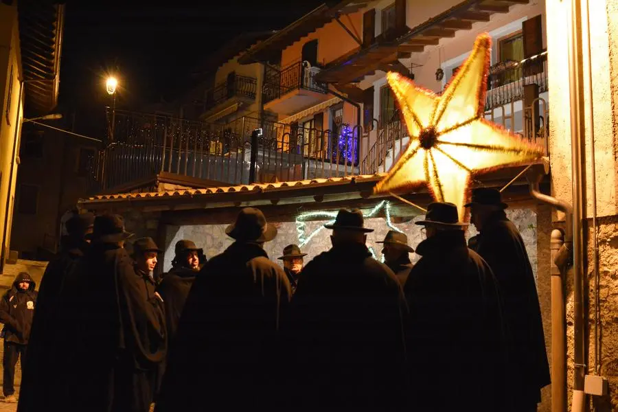 Alcuni momenti del tradizionale canto bresciano con la stella simbolo dei Re Magi - © www.giornaledibrescia.it