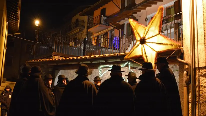 Alcuni momenti del tradizionale canto bresciano con la stella simbolo dei Re Magi - © www.giornaledibrescia.it