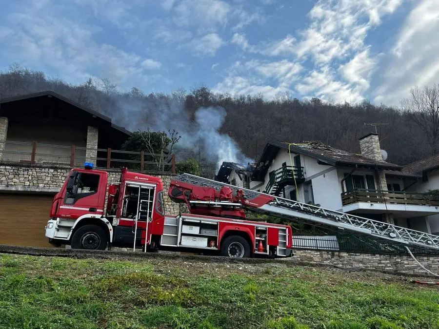 L'incendio ha coinvolto due abitazioni a Rodengo Saiano