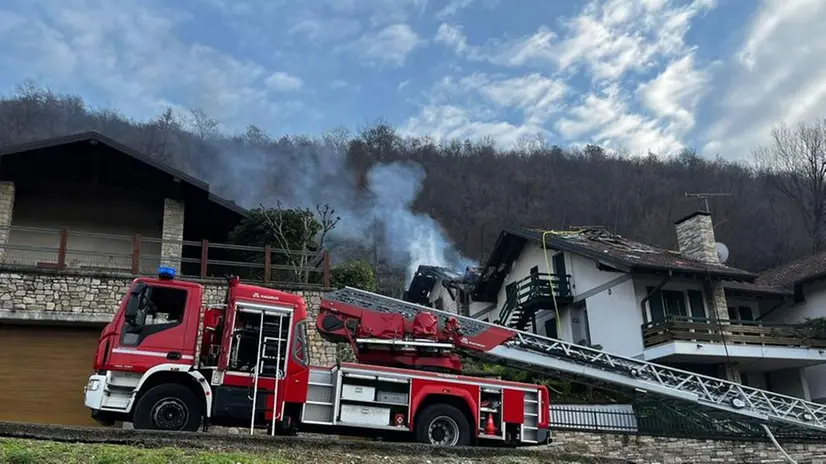 L'incendio ha coinvolto due abitazioni a Rodengo Saiano