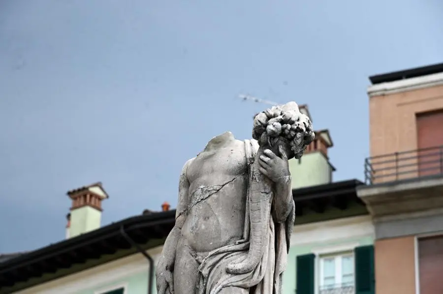 Settembre 2021: la statua decapitata in piazza del Mercato