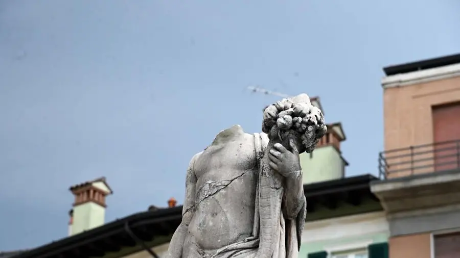 Settembre 2021: la statua decapitata in piazza del Mercato