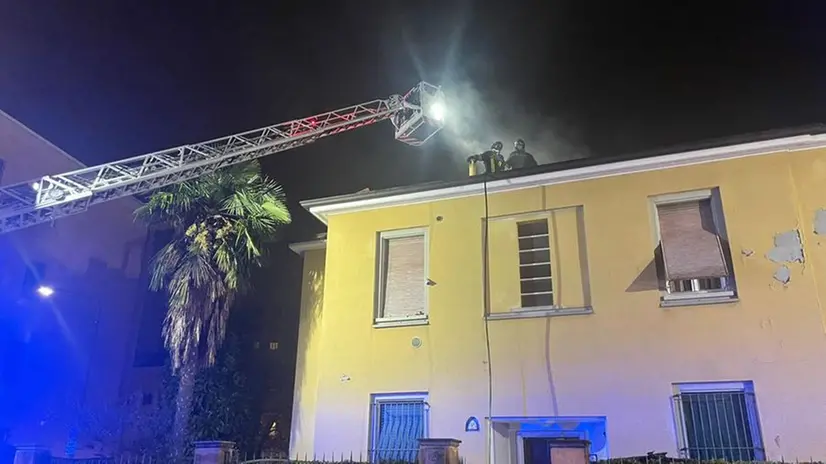 Via Martinengo Cesaresco, domato l'incendio della palazzina