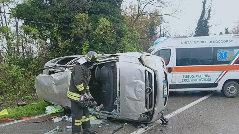 L'auto ribaltata a Pontoglio
