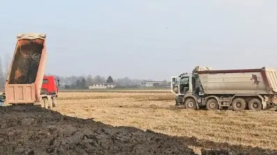 Lo spandimento di gessi e di fanghi da depurazione nei campi è al centro del dibattito - © www.giornaledibrescia.it