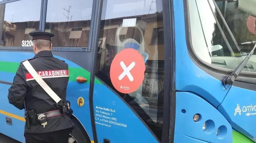 L'autobus da cui è stato rubato il gasolio a Polaveno - Foto © www.giornaledibrescia.it