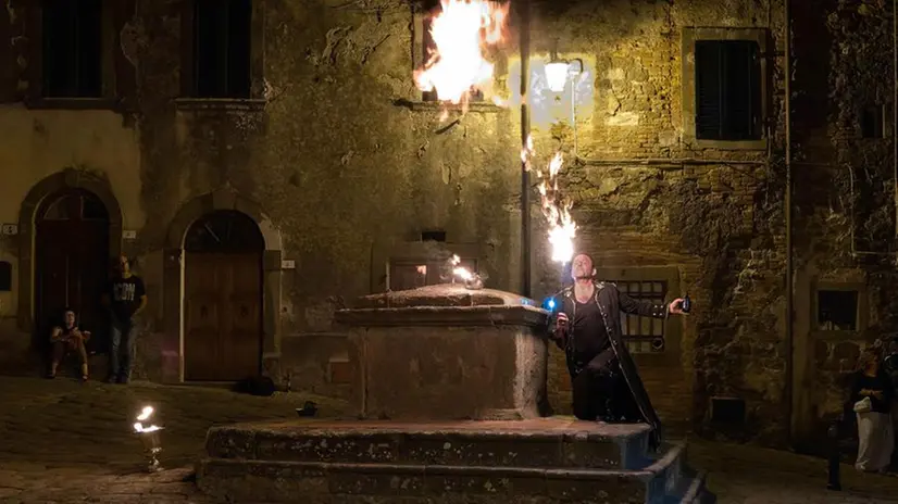 Sascia B, il mangiafuoco bresciano vincitore dell'Oscar di street theatre