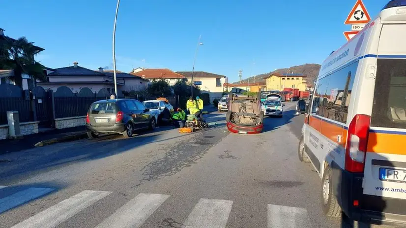 L'incidente in via Adro a Capriolo - © www.giornaledibrescia.it