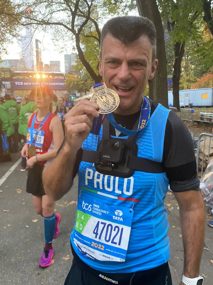 Il valsabbino Paolo Salvadori mostra la medaglia che attesta il completamento della Maratona di New York - © www.giornaledibrescia.it