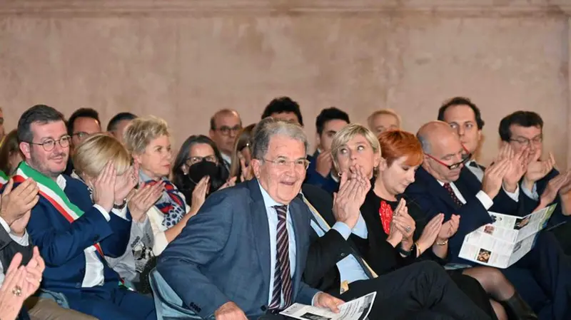 Romano Prodi a Palazzo Loggia apre il Festival della pace