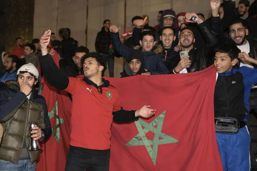 Tifosi marocchini festeggiano in piazza Vittoria la vittoria contro la Spagna - Foto New Reporter Papetti © www.giornaledibrescia.it