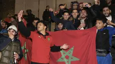 Tifosi marocchini festeggiano in piazza Vittoria la vittoria contro la Spagna - Foto New Reporter Papetti © www.giornaledibrescia.it
