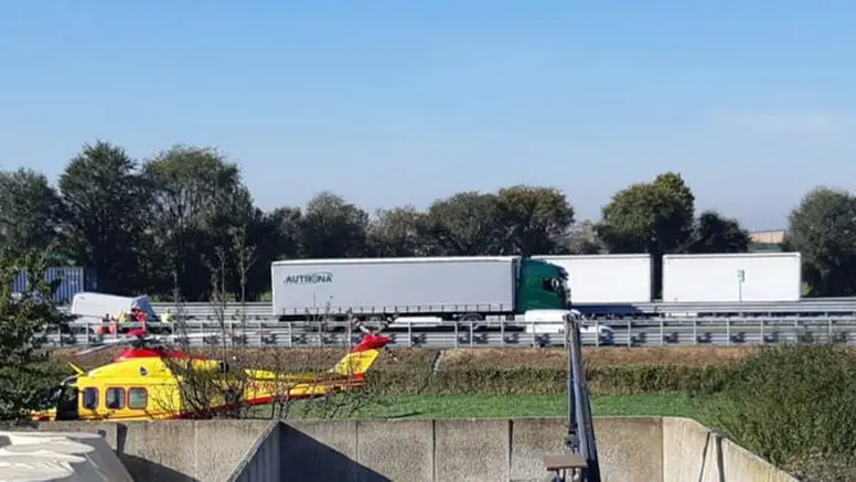 Il tamponamento in A21 tra il furgone e il mezzo pesante