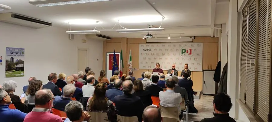 L'assemblea del Pd in via Risorgimento