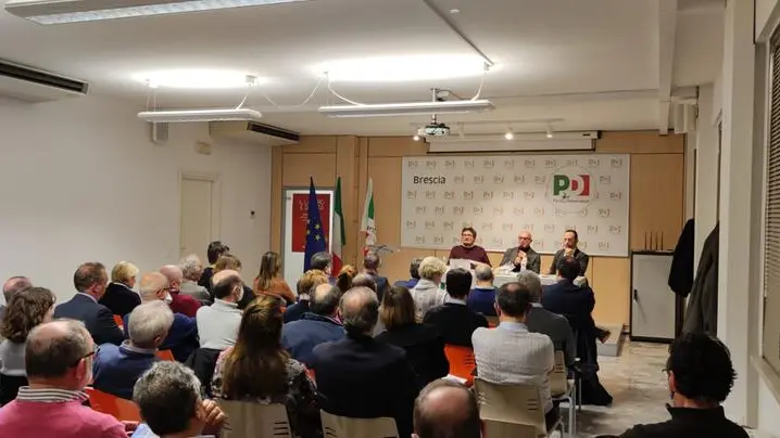 L'assemblea del Pd in via Risorgimento