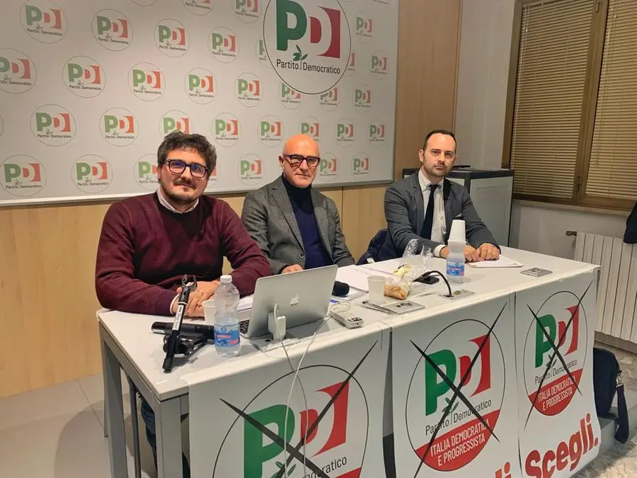 L'assemblea del Pd in via Risorgimento