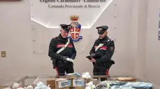I carabinieri con i pacchi di droga con i colori dell'Argentina e il nome di Messi sequestrati - © www.giornaledibrescia.it