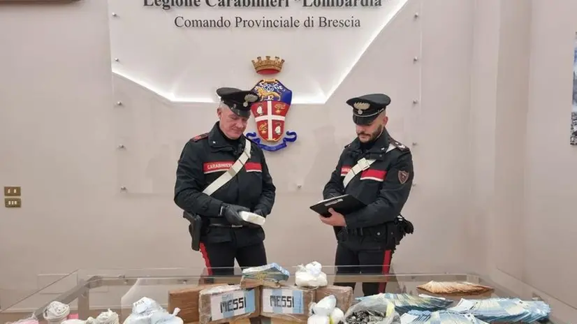 I carabinieri con i pacchi di droga con i colori dell'Argentina e il nome di Messi sequestrati - © www.giornaledibrescia.it