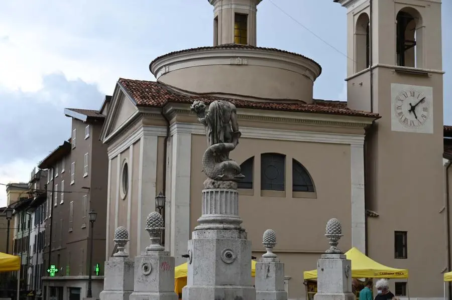 Settembre 2021: la statua decapitata in piazza del Mercato