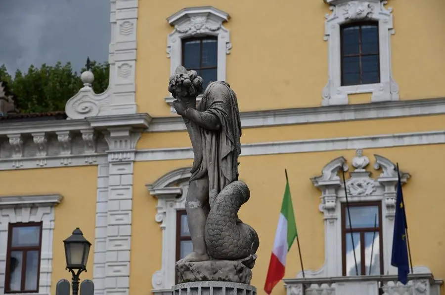 La statua decapitata in piazza Mercato - Foto © www.giornaledibrescia.it