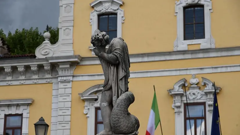 La statua decapitata in piazza Mercato - Foto © www.giornaledibrescia.it