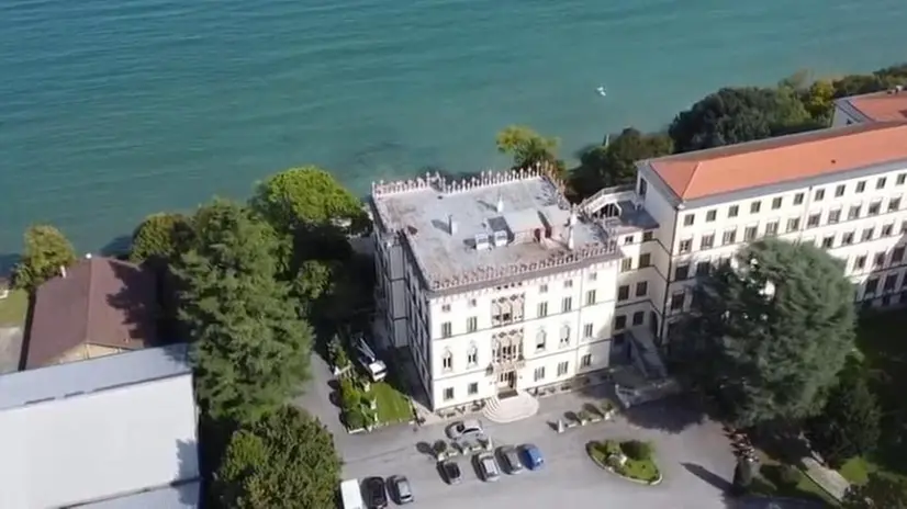 Una vista aerea della struttura che si affaccia sul Garda - © www.giornaledibrescia.it