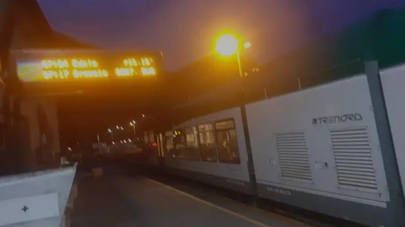 La stazione di Pisogne stamattina alle 7.30: sui tabelloni la segnalazione dei bus sostitutivi - © www.giornaledibrescia.it