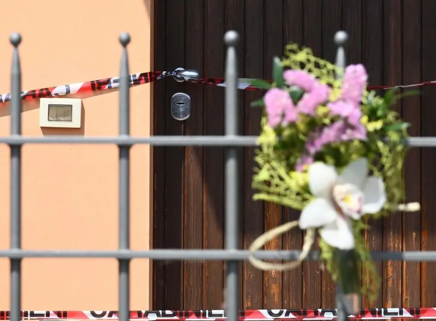 Fiori sul cancello dell'abitazione a Milzano dove avvenne il delitto - New Eden Group © www.giornaledibrescia.it
