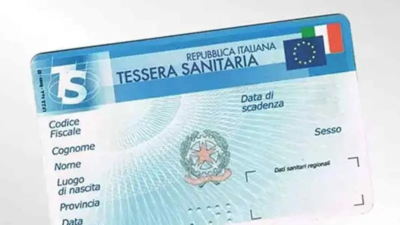 Il nuovo documento senza microchip, il quadratino dorato che permetteva l’accesso ad alcuni servizi - © www.giornaledibrescia.it