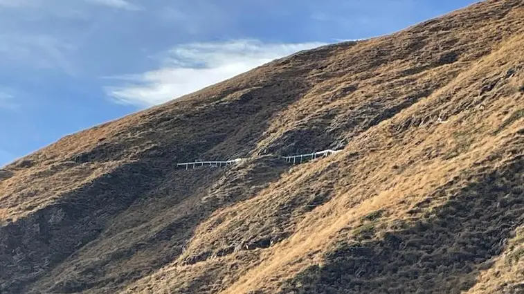 Da lontano. Le strutture sono ben visibili anche a centinaia di metri