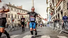 Zanni e altri atleti della Runners Capriolese alla maratona di Roma