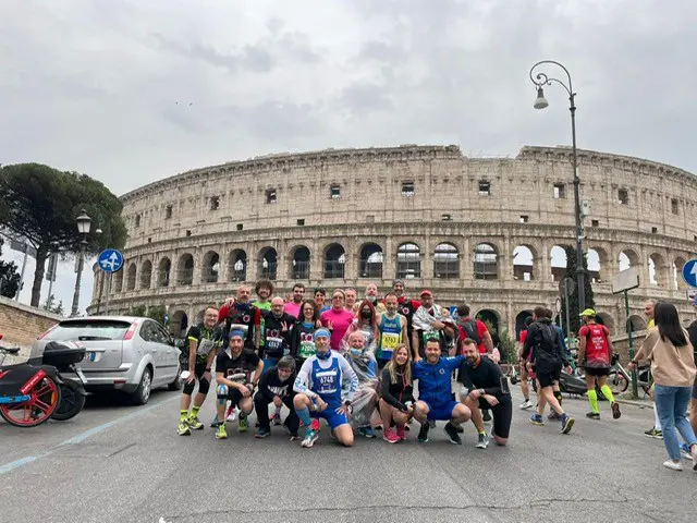 Zanni e altri atleti della Runners Capriolese alla maratona di Roma