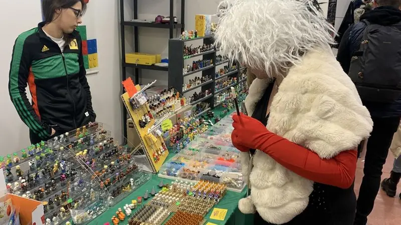 Crudelia De Mon osserva piccoli cagnolini - © www.giornaledibrescia.it