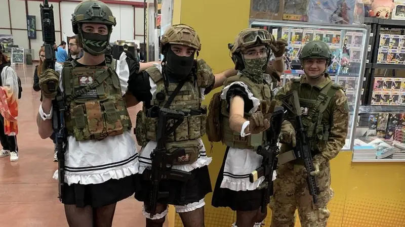 Tra gli stand anche un gruppo di ragazzi gardesani con la parodia delle cameriere vigilanti - © www.giornaledibrescia.it