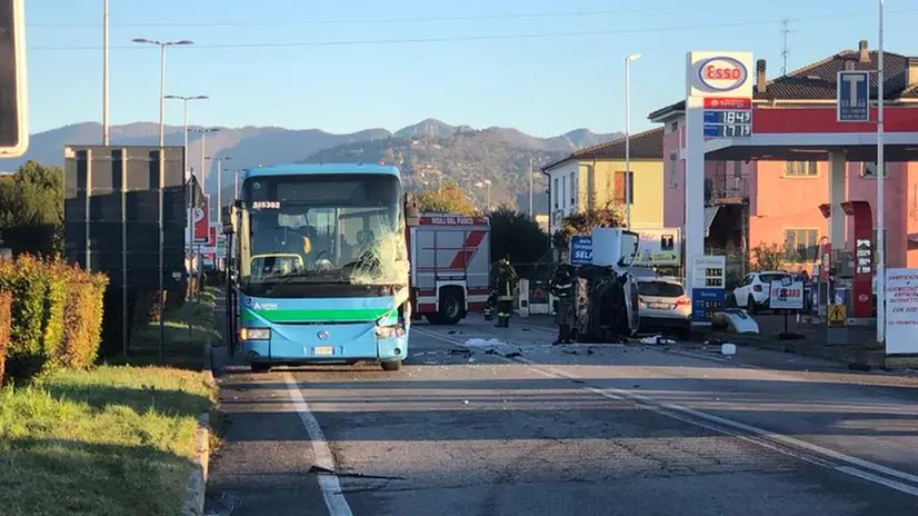 L'incidente tra pullman e auto stamattina in via Volta